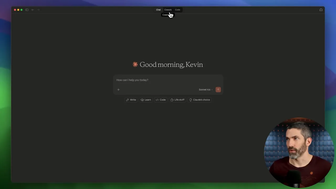 อินเทอร์เฟซแอป Claude Desktop แสดงแถบแท็บ Chat, Cowork, Code โดยมี Cowork ถูกไฮไลต์และช่องคำสั่งตรงกลาง