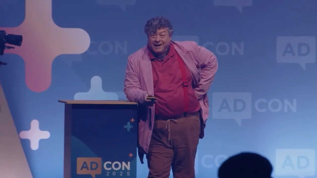 ผู้พูดบนเวที AD/CON 2025 กำลังนำเสนอแนวคิดสำคัญ