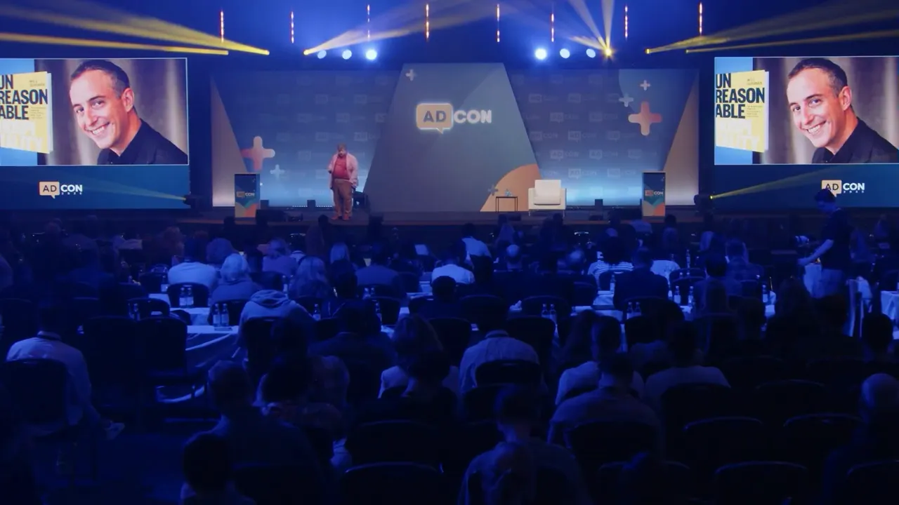 ภาพบรรยากาศเวที keynote ADcon ผู้พูดกำลังนำเสนอ และผู้ชมในห้องประชุม